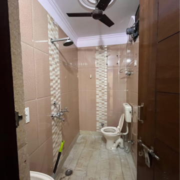 Bathroom in 2 BHK Builder Floor at Ansal Plaza Sector-23, Carterpuri Village – for Rent