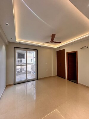Room in 3 BHK Apartment at Igi Airport Area – for Sale