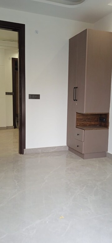 Room in 2 BHK Apartment at Igi Airport Area – for Sale