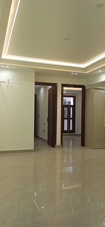 Room in 3 BHK Apartment at Igi Airport Area – for Sale