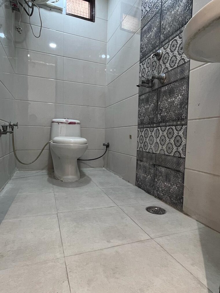 Bathroom, govindpuri 3 Bedroom 910 Sq.Ft. Builder Floor In Govindpuri Delhi 8943593