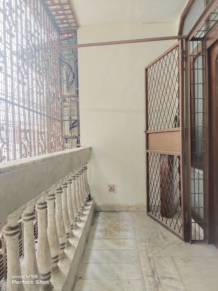 Balcony, east of kailash 3 Bedroom 200 Sq.Yd. Builder Floor In East Of Kailash Delhi 8943617