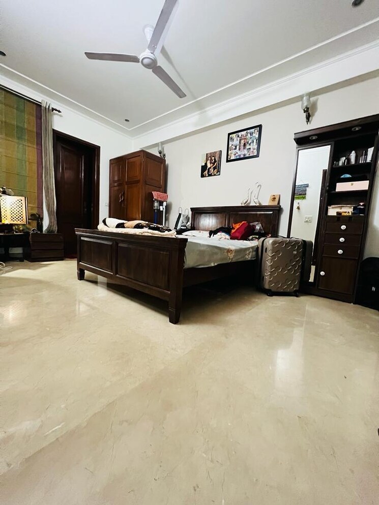 Bedroom, kalkaji 3 Bedroom 200 Sq.Yd. Builder Floor In Kalkaji Delhi 8943630