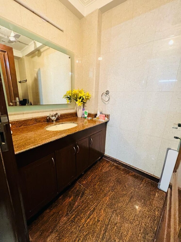 Bathroom, kalkaji 3 Bedroom 200 Sq.Yd. Builder Floor In Kalkaji Delhi 8943630