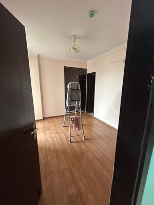 Room in 2.5 BHK Apartment at Amrapali Riverview, Amrapali Leisure Valley – for Sale