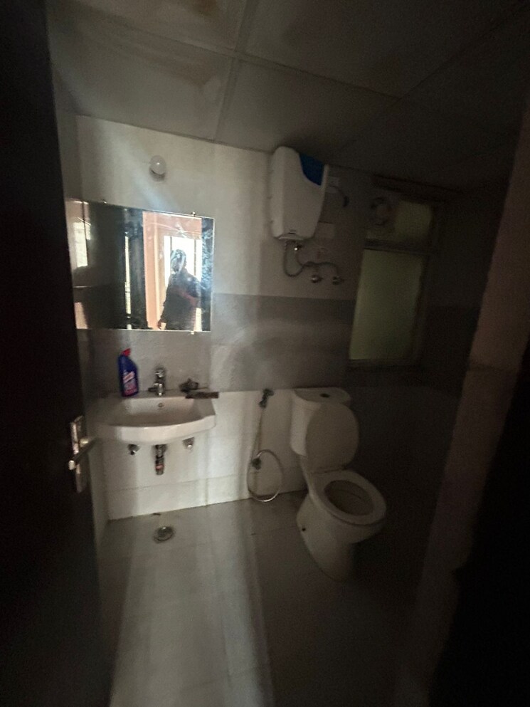 Bathroom, amrapali-riverview 2.5 Bedroom 955 Sq.Ft. Apartment In Amrapali Leisure Valley Greater Noida 8943717