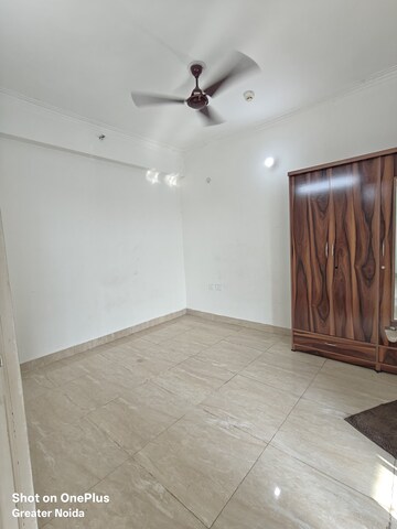 Room in 2 BHK Apartment at Gaur City 7th Avenue, Sector 4 Greater Noida – for Rent