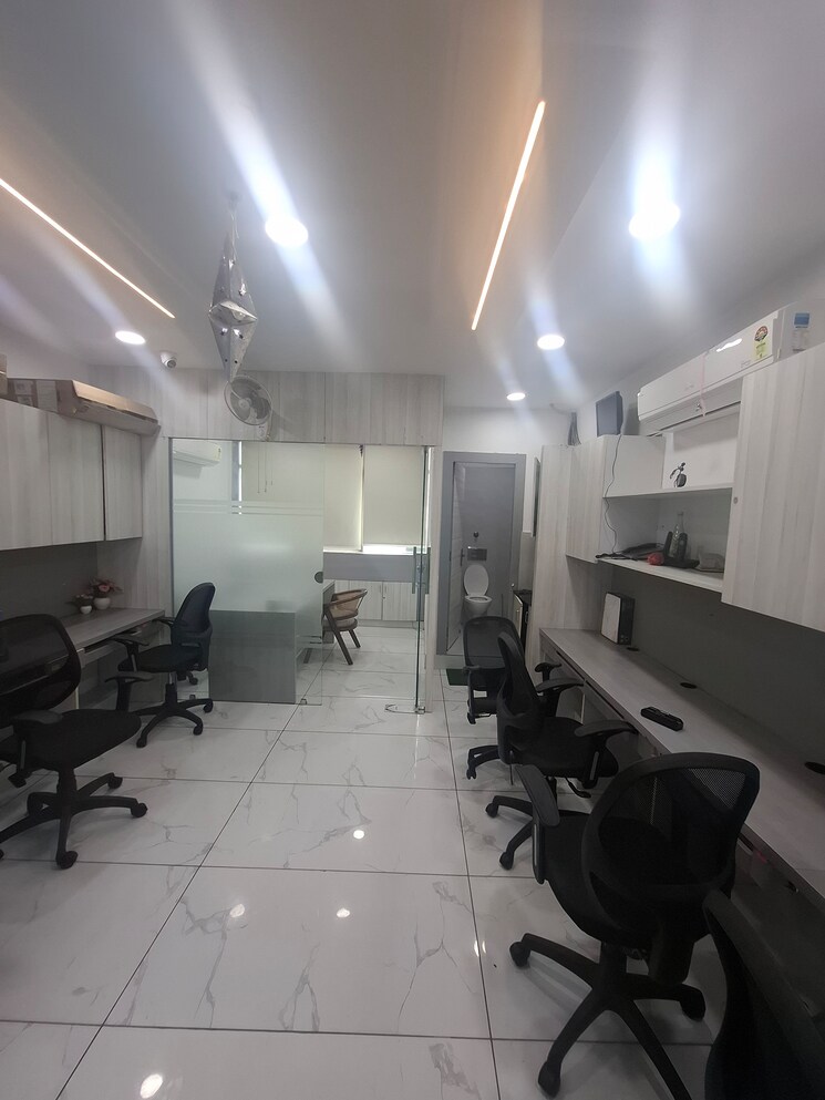 Team Area, netaji subhash place Commercial Office Space 600 Sq.Ft. In Netaji Subhash Place Delhi 8943895