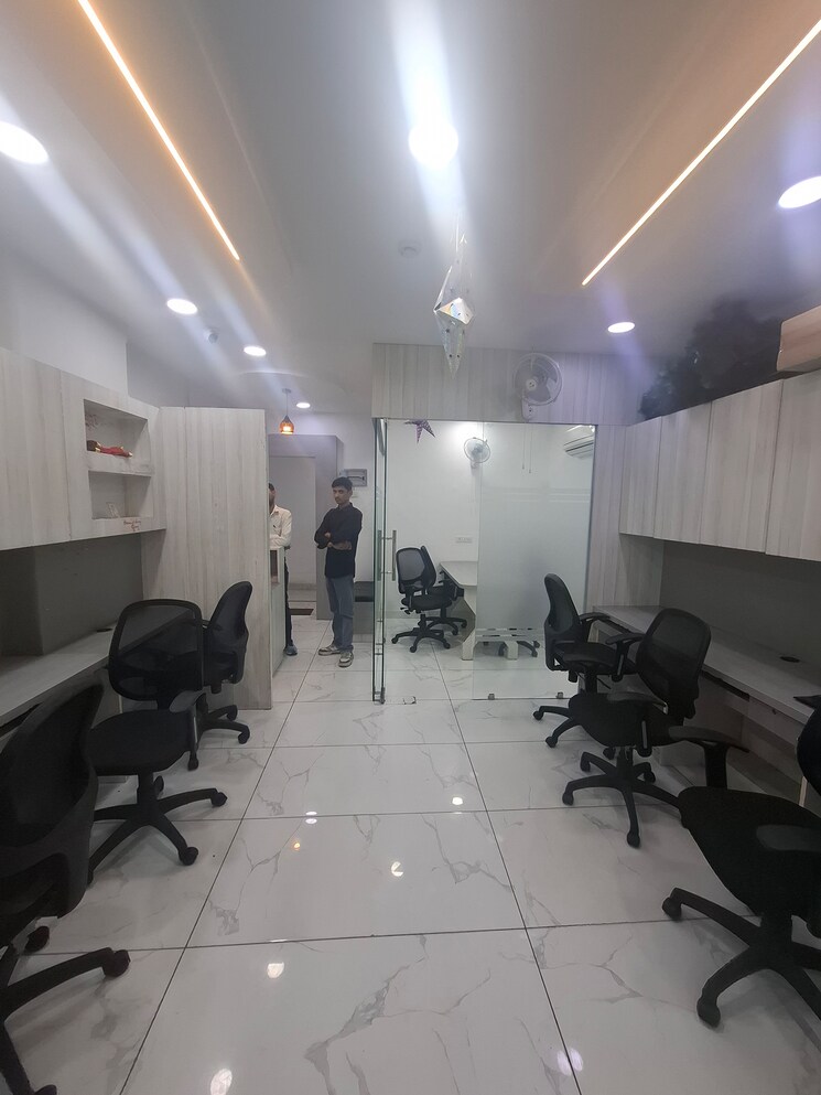 Team Area, netaji subhash place Commercial Office Space 600 Sq.Ft. In Netaji Subhash Place Delhi 8943895