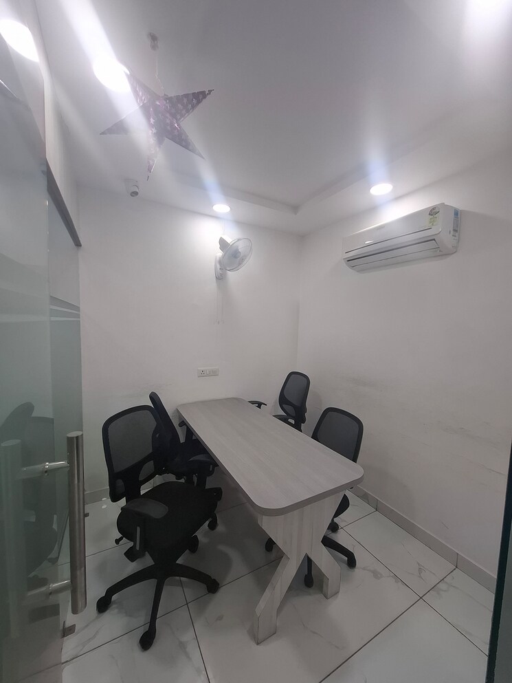 Team Area, netaji subhash place Commercial Office Space 600 Sq.Ft. In Netaji Subhash Place Delhi 8943895