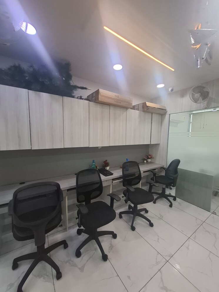 Team Area, netaji subhash place Commercial Office Space 600 Sq.Ft. In Netaji Subhash Place Delhi 8943895