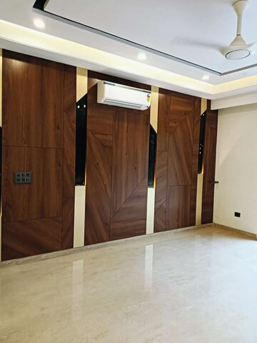 Bedroom in 5 BHK Builder Floor at SS Southend Floors, South City 2 – for Rent