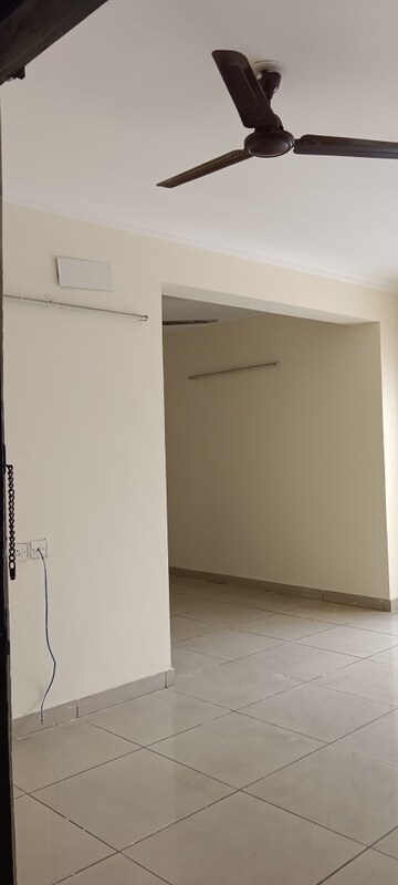 Room in 3 BHK Apartment at Amrapali Golf Homes, Sector 4 Greater Noida – for Rent