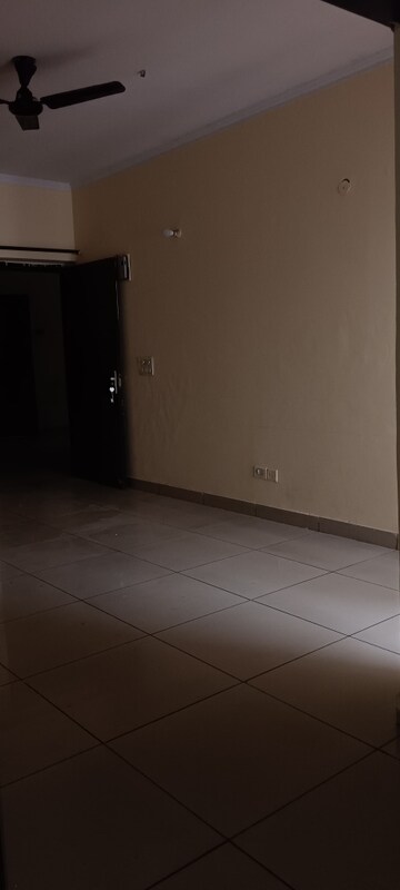 Room in 3 BHK Apartment at Amrapali Golf Homes, Sector 4 Greater Noida – for Rent