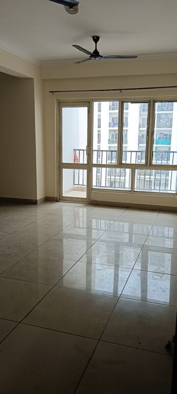 Room in 3 BHK Apartment at Amrapali Golf Homes, Sector 4 Greater Noida – for Rent