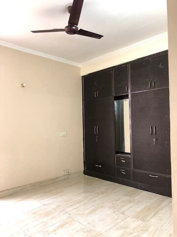 Room in 3 BHK Apartment at Raheja Teachers Apartments, Sector 31 – for Rent