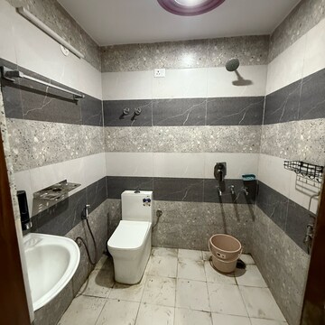 Attached Bathroom in 1.5 BHK Builder Floor at Sector 63a – for Rent