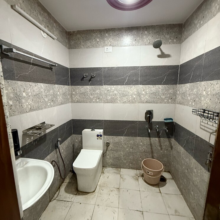 Attached Bathroom, sector 63a 1.5 Bedroom 600 Sq.Ft. Builder Floor In Sector 63a Noida 8944143