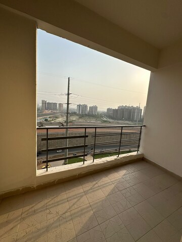 Room in 1 BHK Apartment at Paramount Golfforeste, Zeta I Greater Noida – for Rent
