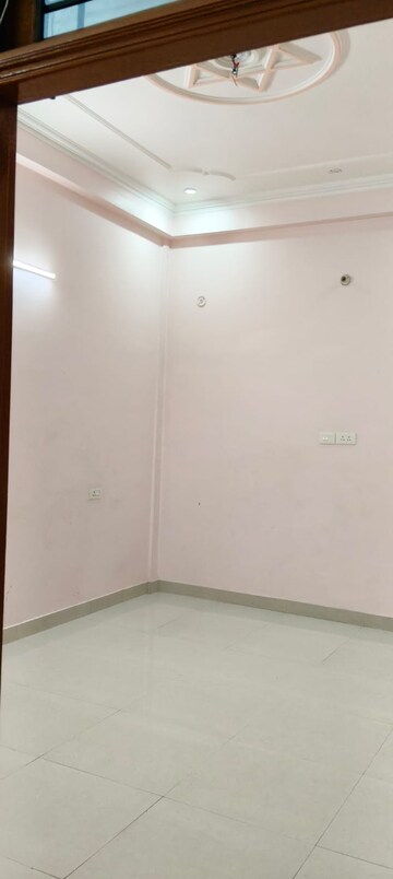 Room in 2 BHK Apartment at Gomti Nagar – for Rent