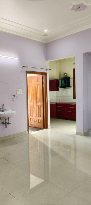 Room in 2 BHK Apartment at Gomti Nagar – for Rent