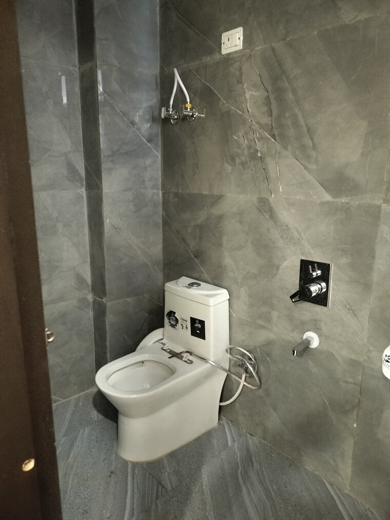 Bathroom, sultanpur 3 Bedroom 1100 Sq.Ft. Builder Floor In Sultanpur Delhi 8944382