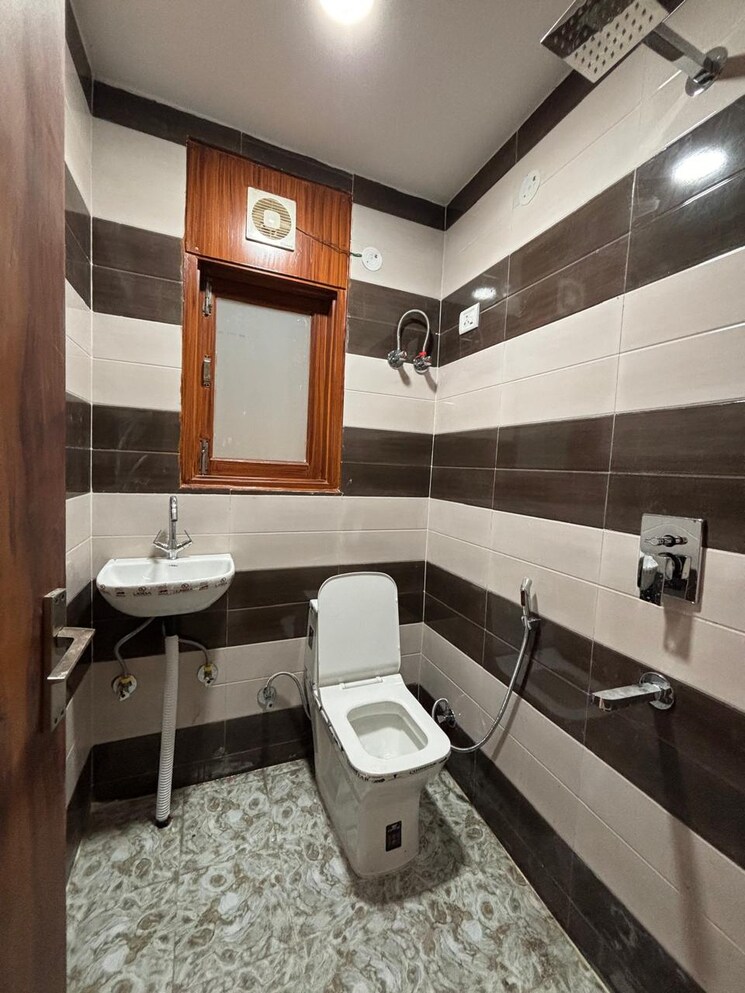 Attached Bathroom, saket 3 Bedroom 1300 Sq.Ft. Builder Floor In Saket Delhi 8944494