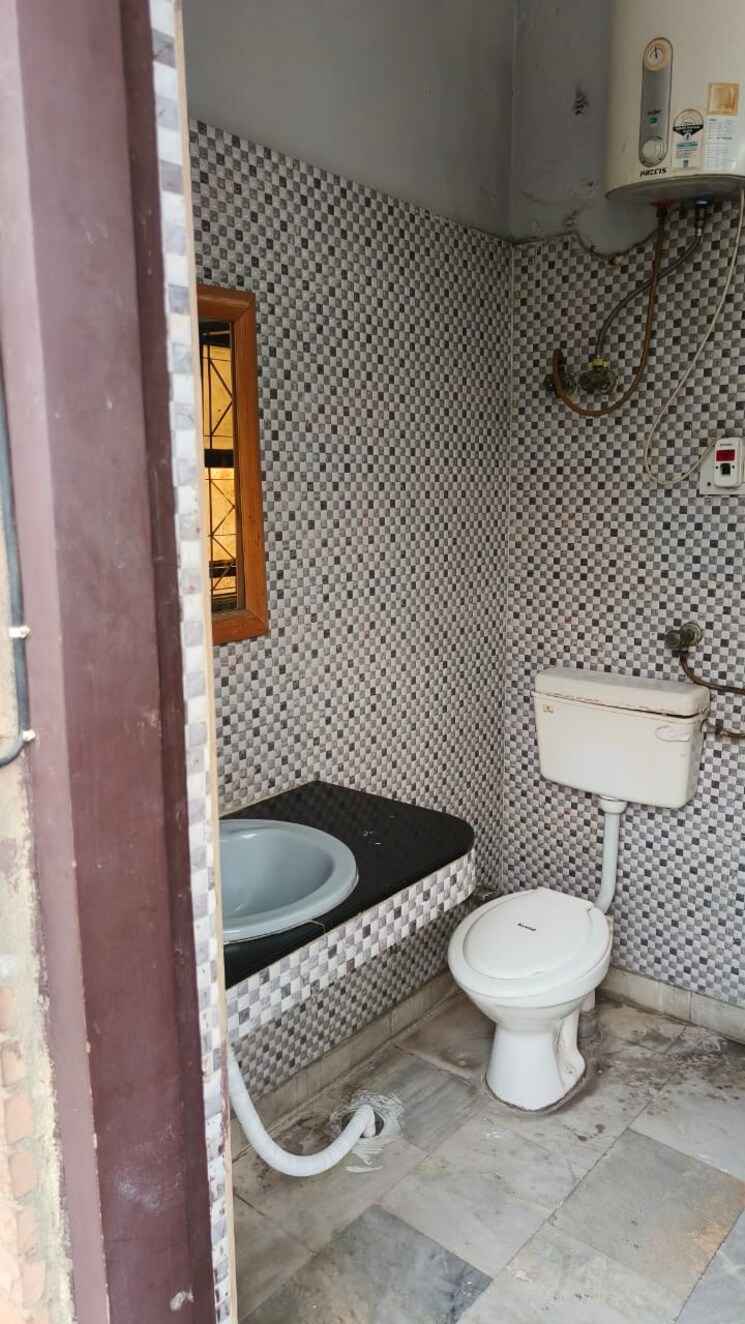Bathroom, subhash nagar 2 Bedroom 100 Sq.Yd. Builder Floor In Subhash Nagar Delhi 8944533