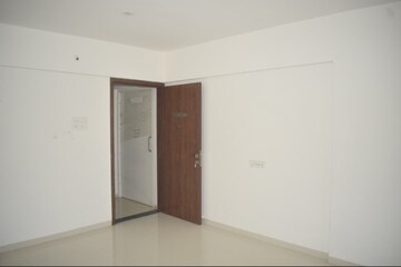 Room in 2.5 BHK Apartment at Konbil Konifer, Mundhwa – for Rent