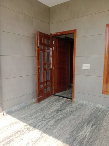 Room in 2 BHK Builder Floor at Sector 18 – for Rent