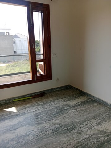 Room in 2 BHK Builder Floor at Sector 18 – for Rent