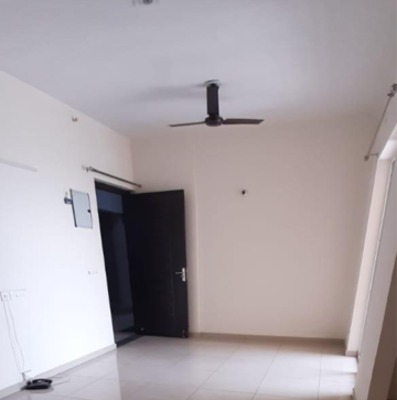 Room in 2 BHK Apartment at Landcraft Golflinks Plaza, Pandav Nagar – for Sale