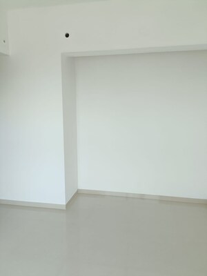 Room in 2 BHK Apartment at Kalpataru Immensa, Kolshet Road – for Sale