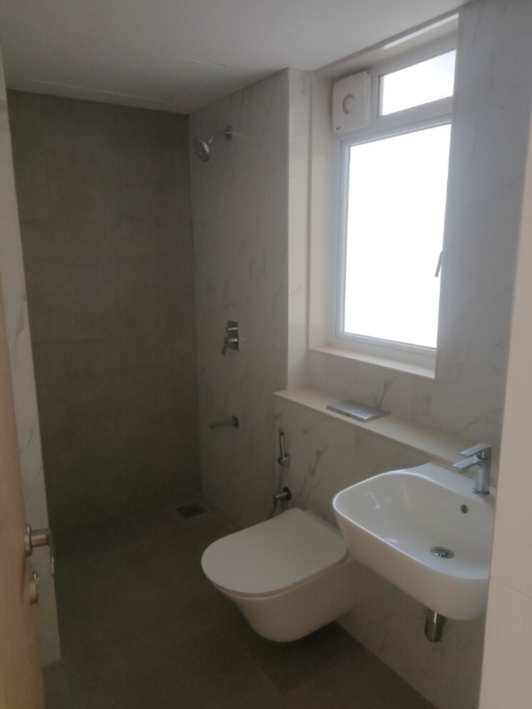Bathroom, lodha-bella-vita 2 Bedroom 814 Sq.Ft. Apartment In Nibm Road Pune 8944748