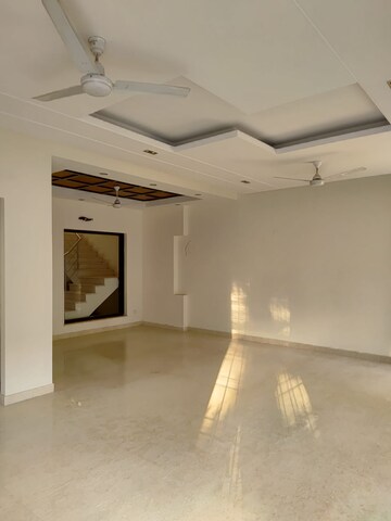 Room in 5 BHK Villa at Uppal Southend, Sector 49 – for Sale
