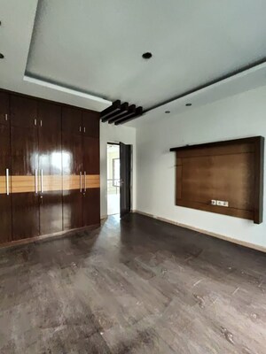 Room in 5 BHK Villa at Uppal Southend, Sector 49 – for Sale