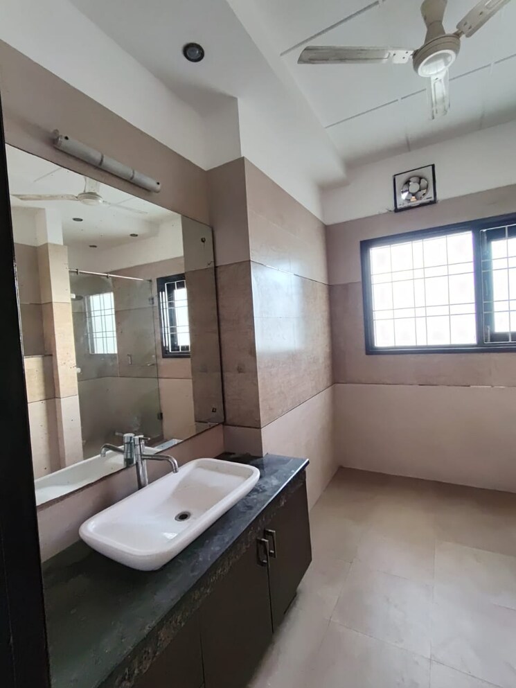 Bathroom, uppal-southend 5 Bedroom 311 Sq.Yd. Villa In Sector 49 Gurgaon 8944751