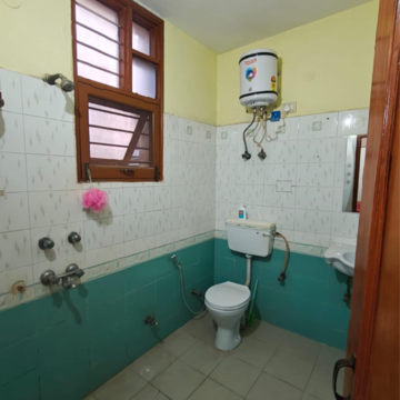 Bathroom in 2.5 BHK Villa at Sector 21 – for Rent