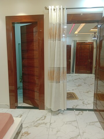 Bathroom in 1.5 BHK Builder Floor at Sector 13 – for Rent