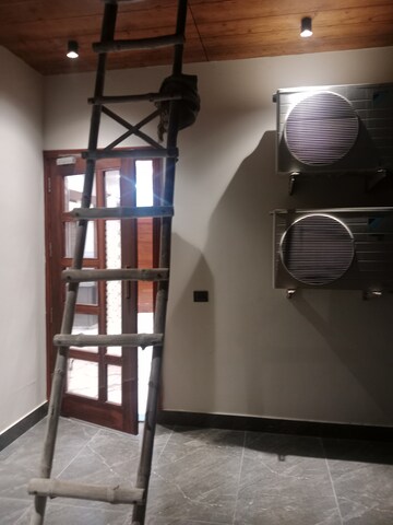 Room in 1.5 BHK Builder Floor at Sector 13 – for Rent