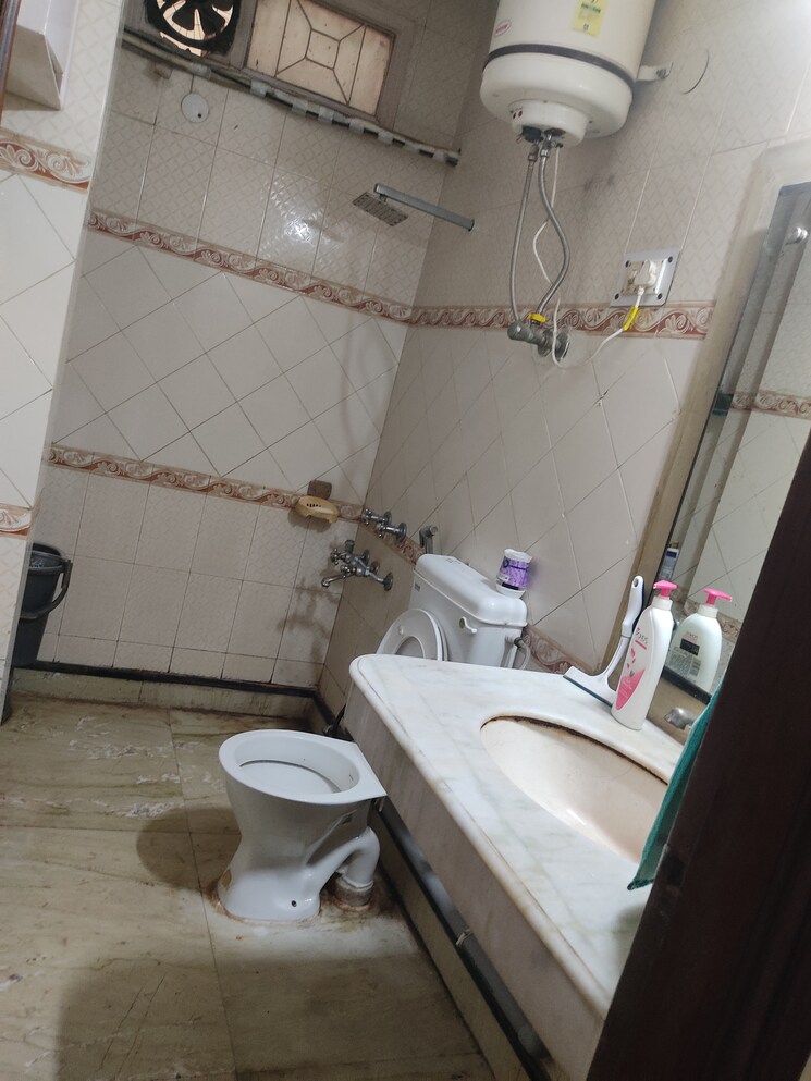 Attached Bathroom, khirki extension 3 Bedroom 100 Sq.Yd. Builder Floor In Khirki Extension Delhi 8944819