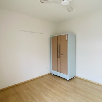 Room in 3 BHK Builder Floor at DLF Hyde Park, Mullanpur – for Rent