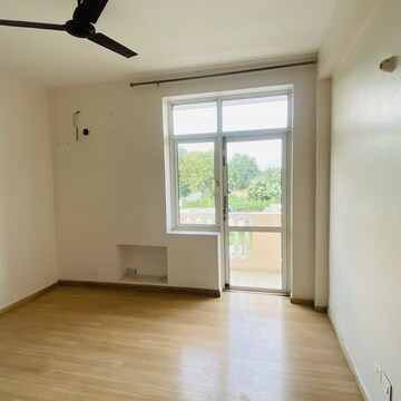 Room in 3 BHK Builder Floor at DLF Hyde Park, Mullanpur – for Rent