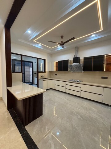 Room in 4 BHK Apartment at Sector 50 – for Sale
