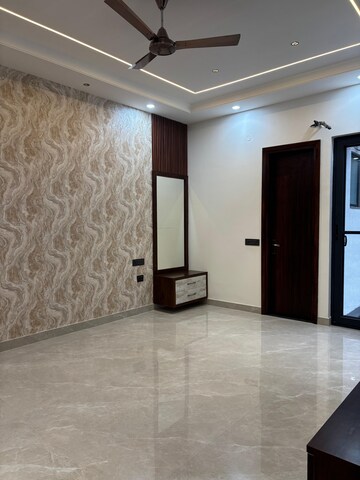 Room in 4 BHK Apartment at Sector 50 – for Sale