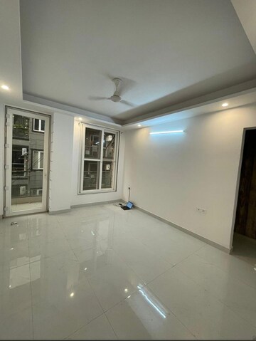 Room in 4 BHK Apartment at Saket – for Rent