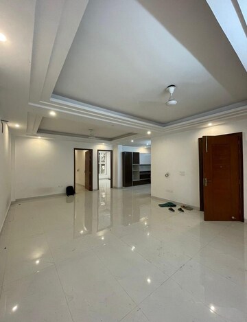 Room in 4 BHK Apartment at Saket – for Rent