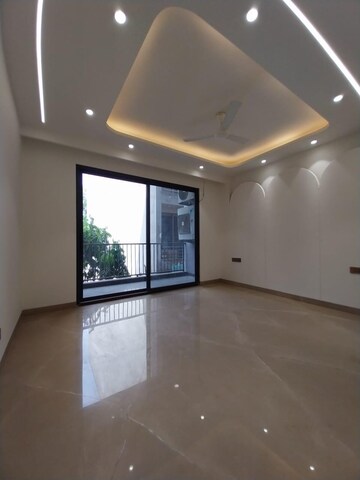 Room in 3 BHK Builder Floor at DLF Building 10, Dlf Phase ii – for Sale