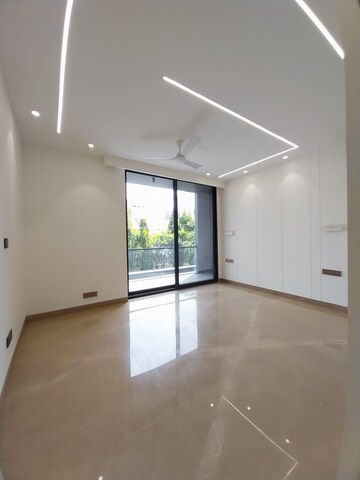 Room in 3 BHK Builder Floor at DLF Building 10, Dlf Phase ii – for Sale
