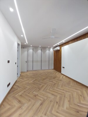 Bedroom in 3 BHK Builder Floor at DLF Building 10, Dlf Phase ii – for Sale